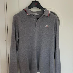 Moncler pike  - Storlek m köpt ine på nk i Sthlm i somras kvitto fins 😀😀