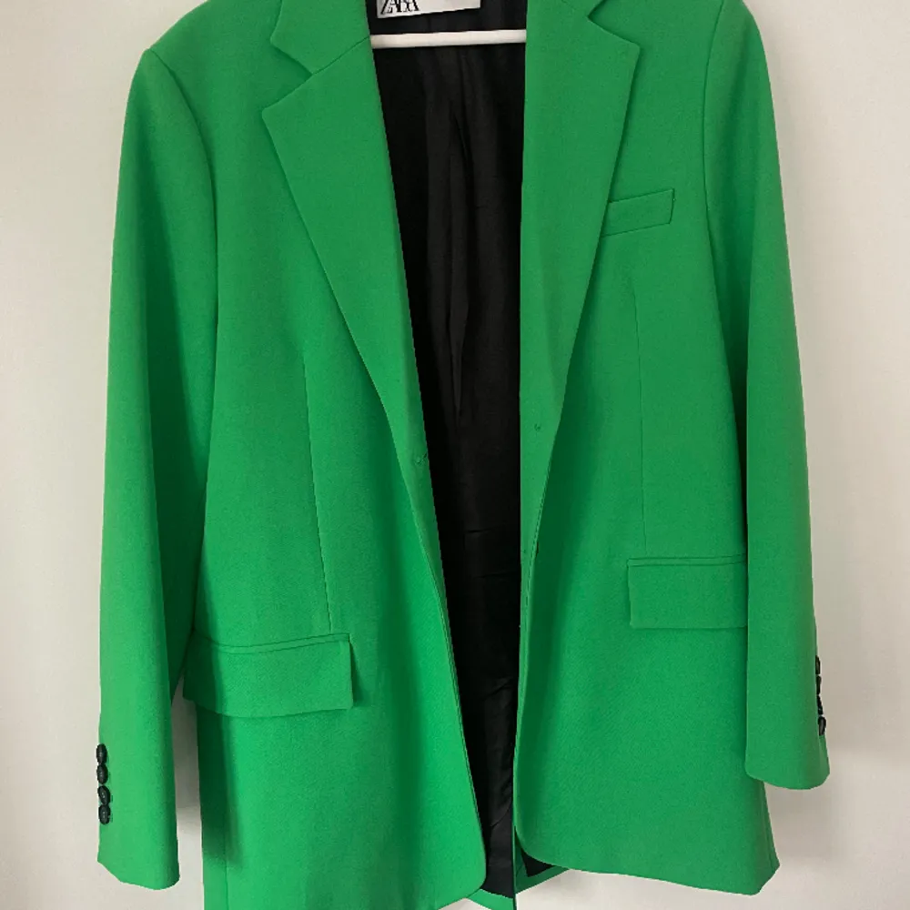 Snygg grön Kavaj från Zara. Skriv om du har några frågor! . Kostymer.