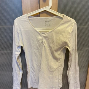 Långärmad topp - Väldigt bra skick. Säljes då den inte används längre. Köparen står för frakt. 