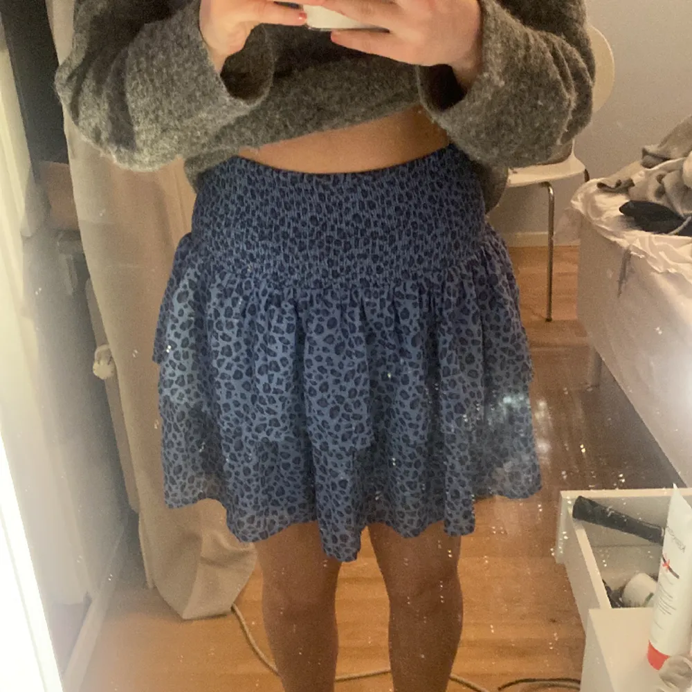 Så fin kjol som också passar så bra nu på vintern! Är högmidjad men också snygg att vika ner som jag gjorde på första bilden! . Kjolar.