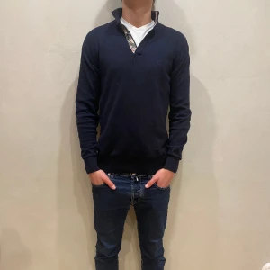 Burberry Half Zip  - Hej! Säljer nu min tröja från märket Burberry , storlek S fint skick. Varan är givetvis äkta. Modellen är 180cm och väger 70kg Tveka inte på att höra av dig om du har frågor eller funderingar kring varan!