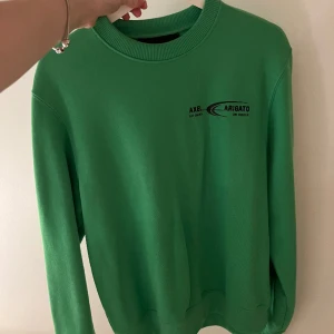 Axel arigato sweatshirt - Axel arigato sweatshirt. Knappt använd. Storlek S, supermjukt material