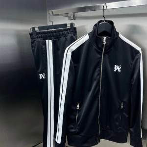 Äkta Palm angels tracksuit använd 1 gång, säljer den eftersom den inte passar mig. Det går att lösa en annan storlek vid intresse (Pris kan diskuteras vid snabb affär)