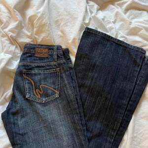 Low waist jeans från ”cron-x” Midja (runtom) 80cm  Innrebenslängden är 86cm (från grenen till golvet) priset+frakt. Kan tänka mig byta mot ltb grå 