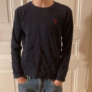 Polo tröja - Super snygg att h en skjorta under och h detta som en över tröja. Super stilig och i strålande kvalite. På köpet till en stilig tröja även ett snyggt rött polo märke vid bröstet🔥