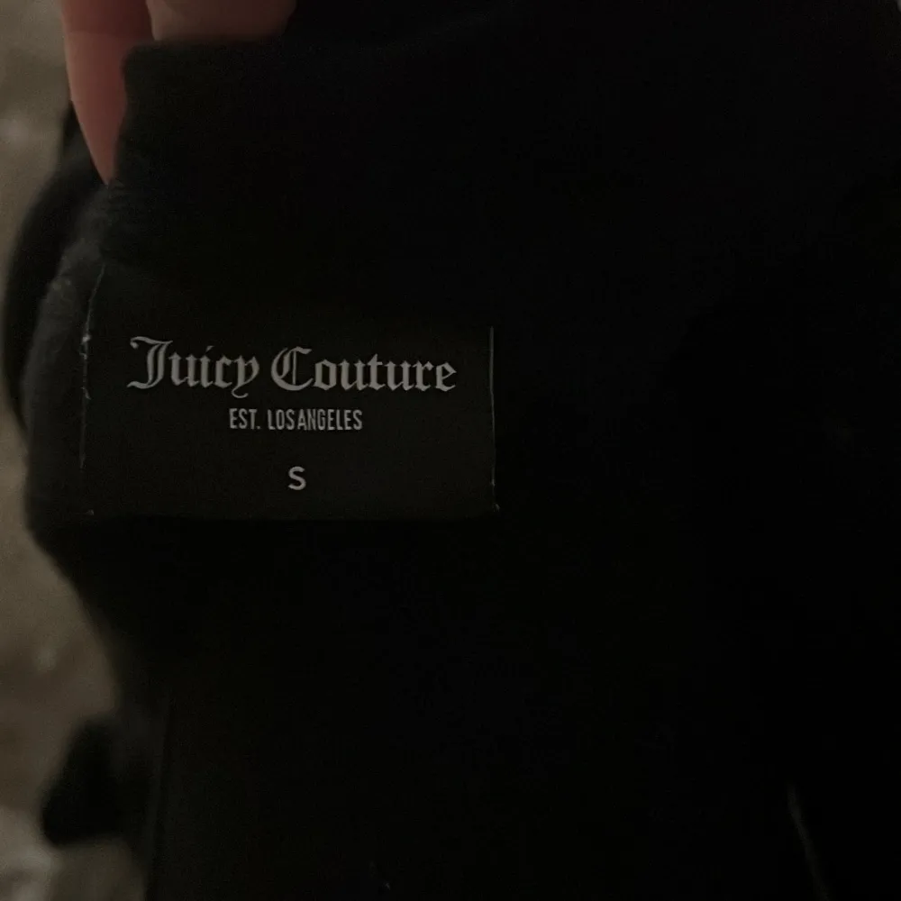 Säljer min Juciy couture tröja då den inte kommer till användning. Ena Metall saken är borta på snöret men det är inget man tänker på. Hör av er vid frågor. Tröjor & Koftor.