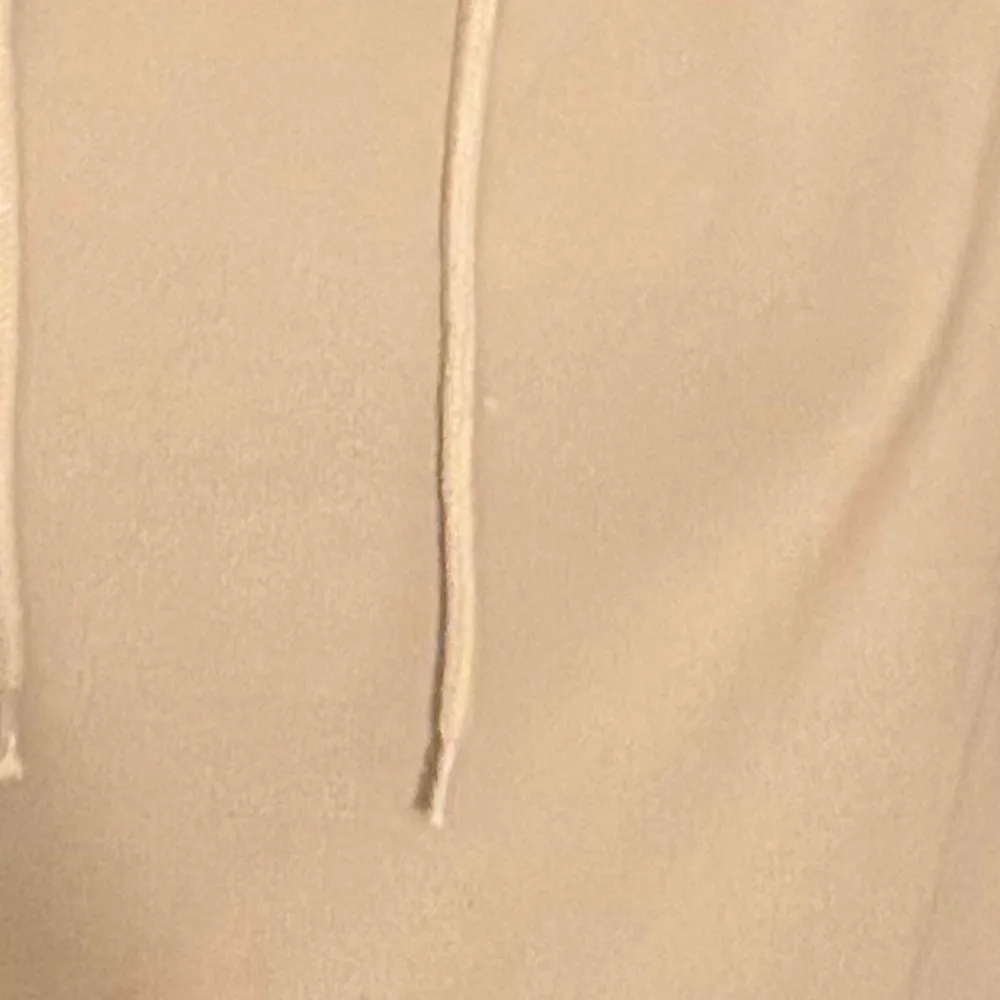 Beige hoodie från H&M! I perfekt skick förutom en pytte liten vit prick, se på andra bilden! 🩷🩷. Hoodies.