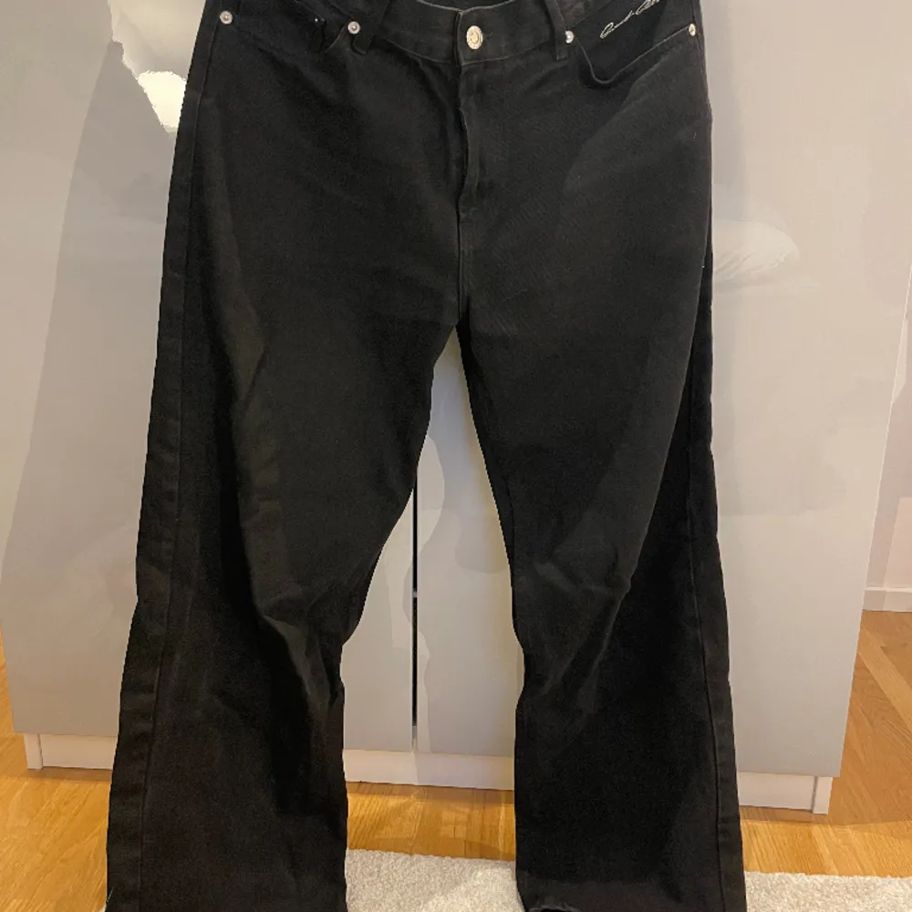 Säljer för de inte används längre. Svarta jeans från SWEET SKTBS, fint skick, inga märken eller skavanker. Unisex. Nypris: 699kr. Jeans & Byxor.