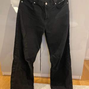 Säljer för de inte används längre. Svarta jeans från SWEET SKTBS, fint skick, inga märken eller skavanker. Unisex. Nypris: 699kr