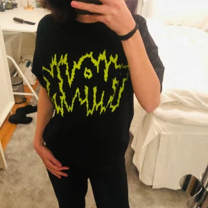 Cool t-shirt med tryck - Jättesnygg t-shirt med grönt tryck, tyvärr för liten. Bra skick. Knappt använd. Inräknad frakt.