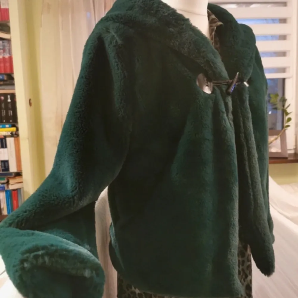 Säljer den perfekta pälsjackan till vintern. Super fin Moss grön färg. Stl S Jackan ser som ny ut! . Jackor.