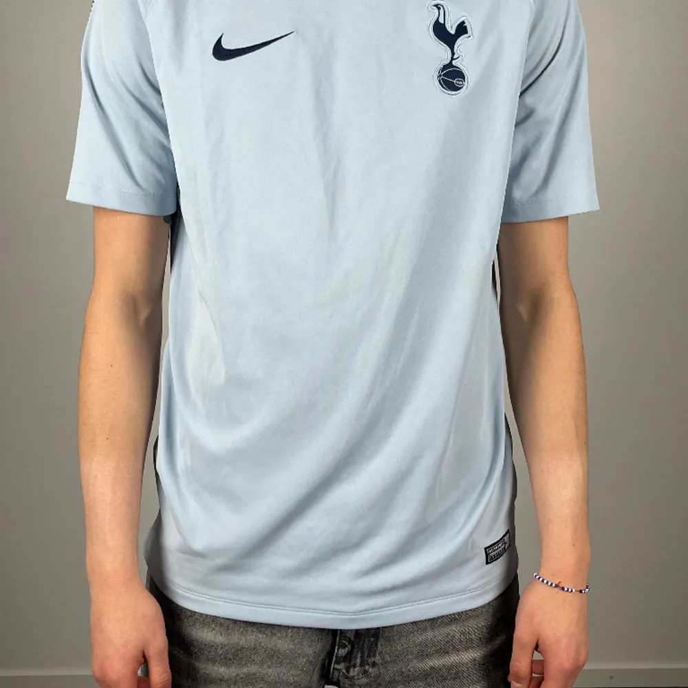 Nike - Tottenham tränings t-shirt 🔥 Size M Skick 10/10 349kr. T-shirts.