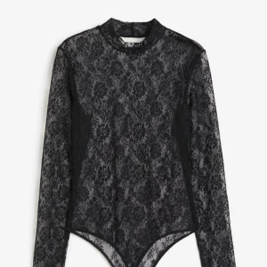 Slutsåld spets topp  - Helt oanvänd endast testad, säljer då den var för liten på mig❤️