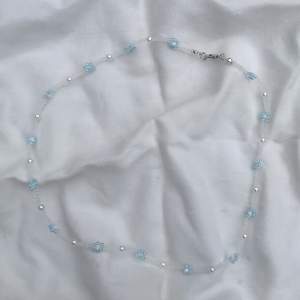 Handgjort pärlhalsband med blå,vita och genomskinliga seedbeads samt akrylpärlor. Kan både förkortas och förlängas vid behov. Skriv om du har frågor💗Klicka på min profil för fler smycken i samma stil☺️