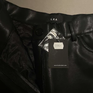 Skinnbyxor från lxa - Säljer dessa snygga skinnbyxor från LXAthelabel, nypris 1200!