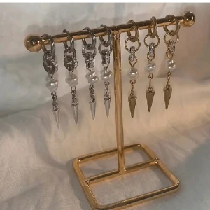 StilSthlm  - Så snygga örhängen Köp för  99kr/st Eller 185kr/par  Modell 095