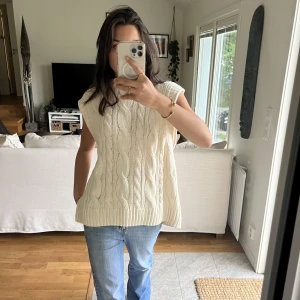 Stickad tröja  - Jätte fin stickad tröja/väst i en créme vit färg! Jag har storlek S så den sitter lite oversized vilket är snyggt men därför skulle skulle jag säga att det är en storlek M men passar också L💕