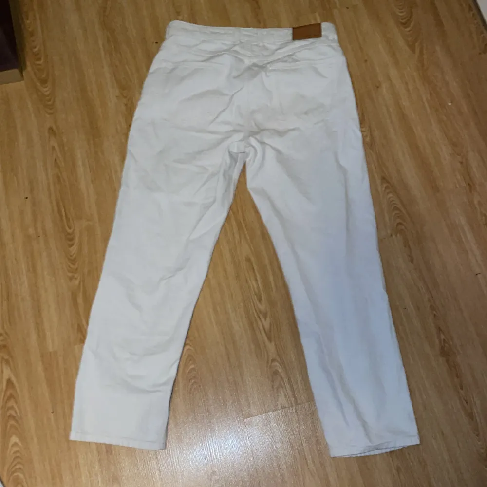Vita jeans från Pier One i storlek 33X32. Relaxed fit. Använder typ aldrig och är nästan inte använda.. Jeans & Byxor.