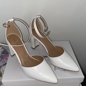 Vita Klackskor  - Vita klackar använda en enda gång Nypris 455kr Från About You Storlek 38 