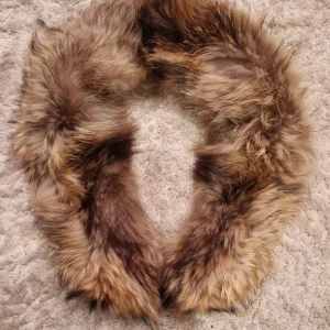 Pälskrage - Pälskrage från COLD by Sweden. Kan knäppas framtill och ha på en kappa eller fästa på luva med två ögglor baktill.