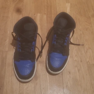 Jordan 1 mid hyper royal - Storlek 44, priser är ej hugget i sten så kan diskuteras. Box finns