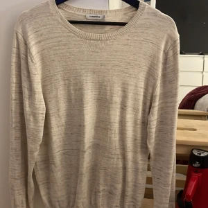 J Lindeberg tröja - Fått som gåva men aldrig använd. Ärmarna som ses på 3e bilden är så sen innan, det är meningen och inte trasigt.
