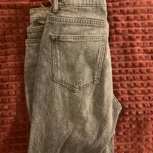 Gråa jeans från ONLY med slitning där nere🤍De är inte klippta utan modellen är så. Säljer då de tyvärr är för korta på mig. 