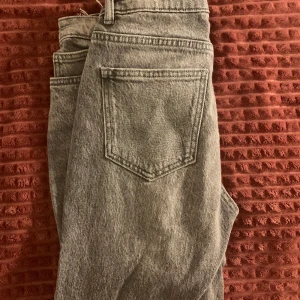 midwaist grå jeans - Gråa jeans från ONLY med slitning där nere🤍De är inte klippta utan modellen är så. Säljer då de tyvärr är för korta på mig. 