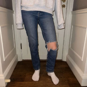 Jeans med hål  - Snygga jeans med hål i knäet från pull & bear. Inga tecken på använding🌷