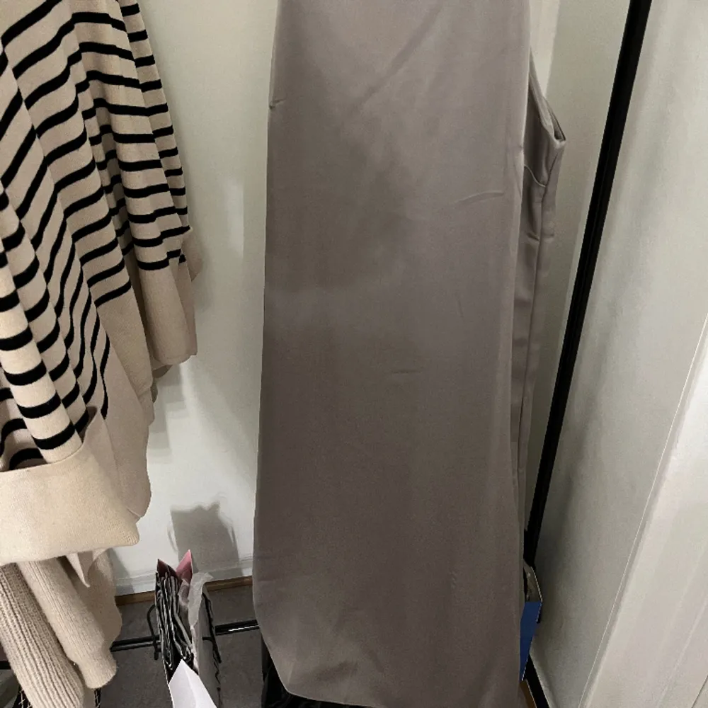 En superfin ljusgrå klänning från H&M✨  Använd vid ett speciellt tillfälle✨ Klänningen är rätt lång, men täcker inte fötterna!  Kontakta mig vid fler frågor/ bilder!. Klänningar.