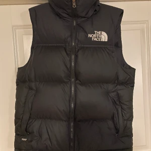 The north face väst - Hejsan, säljer nu min tnf väst. Den är väldigt fräsch och inga skador finns. Det är storlek XS men passar S.