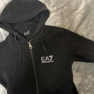 Kofta & mjukisbyxor - Säljer min brors EA7 kofta samt mjukisbyxorna✨ Använda i gott skick, kontakta mig vid fler bilder/ frågor!