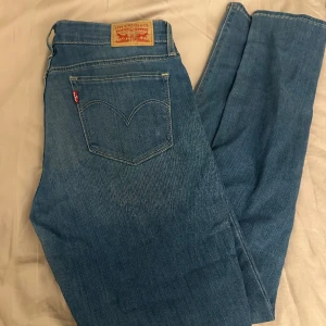 Levis jeans  - 711, skinny. Superfint skick, använda fåtal gånger 