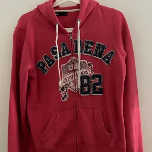 Jätte cool gammal Cubus tröja - Somsagt min farmor har sparat denna och jag plockade igenom kläder sen jag var liten ungefär 14 år sen va denhär ute och jag tycker den är väldigt cool men inte min still riktigt, lite nopprig men det går nog att fixa den tvättas och stryks innan 