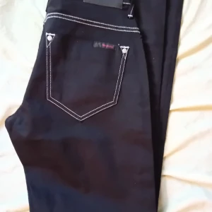 Jeans, bootcut. - Hot holiday Jean som nya. Svart style: Hoody, W 31 L 34. Vit W 30 L 34. 98% Bomull,  2% Lycra.