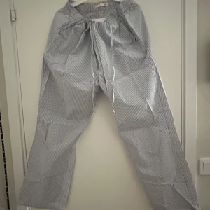 Pyjamasbyxor - Domhär var förstora på mig och dom ser igentligen ut bättre där vid midjan men de var bara för att kunna hänga upp. Bra kvalite allt bra
