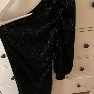 Nyårsklänning - Perfekt till nyår, svartglittrig💕💕