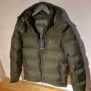 Ralph lauren jacka  - Säljer en väldigt snygg Ralph lauren jacka som är HELT NY! Storlek S.  Nypris 4895kr! Mitt pris 3899kr! Hör gärna av dig om du har frågor! 