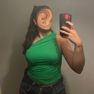 Grön topp - En ärmad topp från shein, man får välja vilken sida man vill ha ärm 🍃  