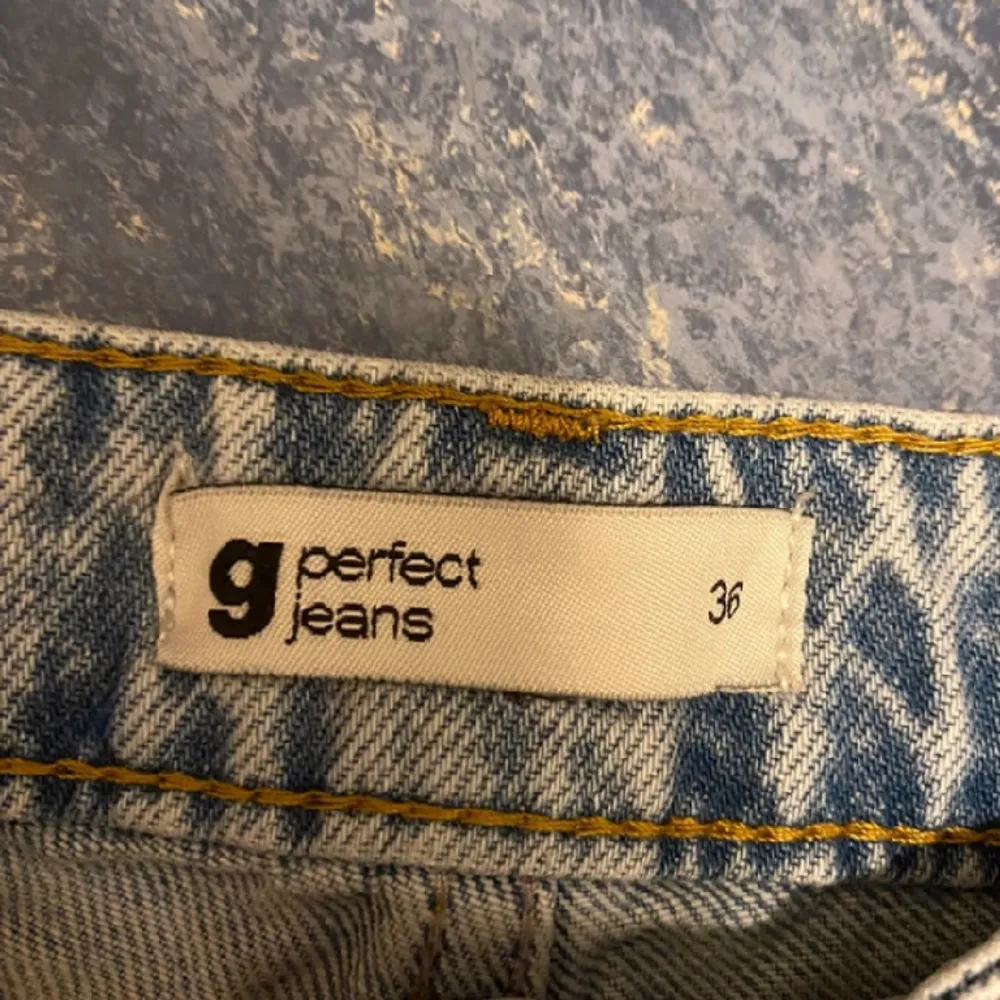 Ett var jeans från Gina tricot som är andvändna några gånger. Jätte fina och jag är 166 cm lång.. Jeans & Byxor.