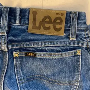 Riktiga Lee jeans från 80 talet. Andvända några gånger jätte fina å bra skick!🤑. Köp gärna