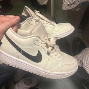 Jordan 1 low - Säljer dessa ljusgula Jordan strl 40! Knappt använda! 