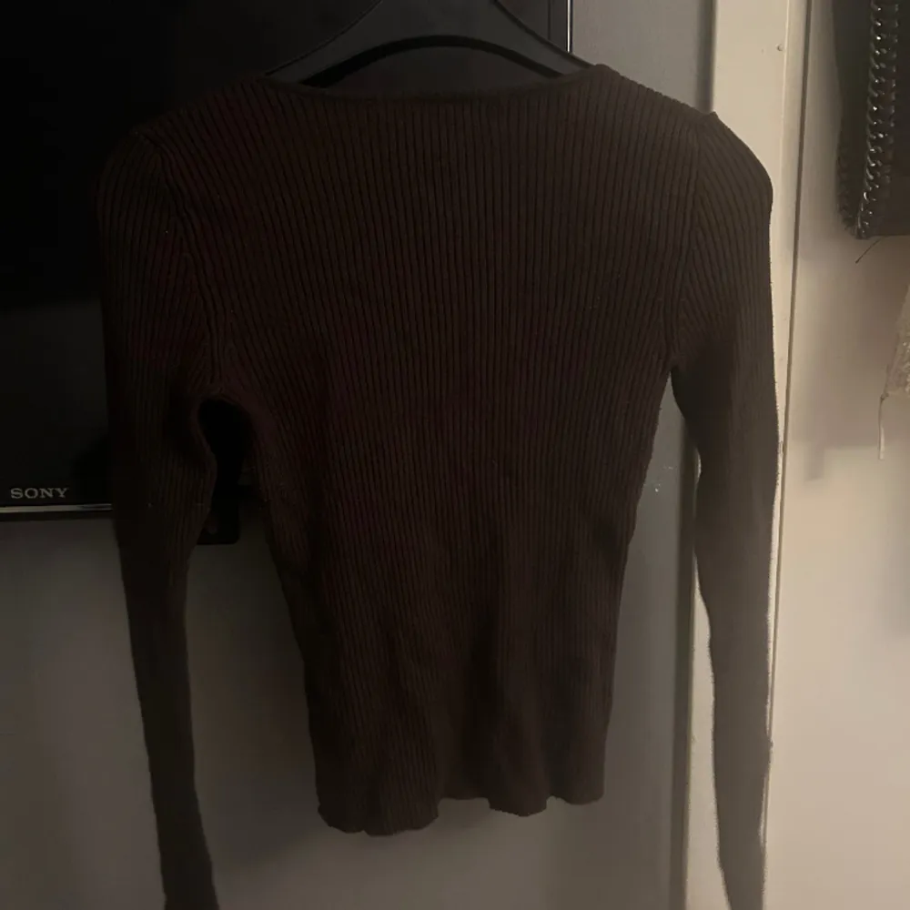 En ribbad Långärmad tröja. Den är brun men syns ej så mycket men den är så fin. Den sätter sig fint vid midjan, aldrig använt då den är lite liten på mig. Köparen står för frakt❤️. Tröjor & Koftor.