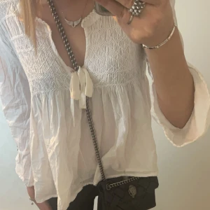 Odd molly blus - Säljer min jättefina Odd molly blus eftersom den inte kommer till användning, den har inga defekter och är aldrig använd, är storlek 2 men skulle säga att den passar xs-m❤️