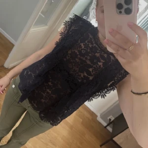 Spets topp - Så fin spets topp från zara. Helt ny med prislapp kvar! (Första bilden är lånad!) 💕