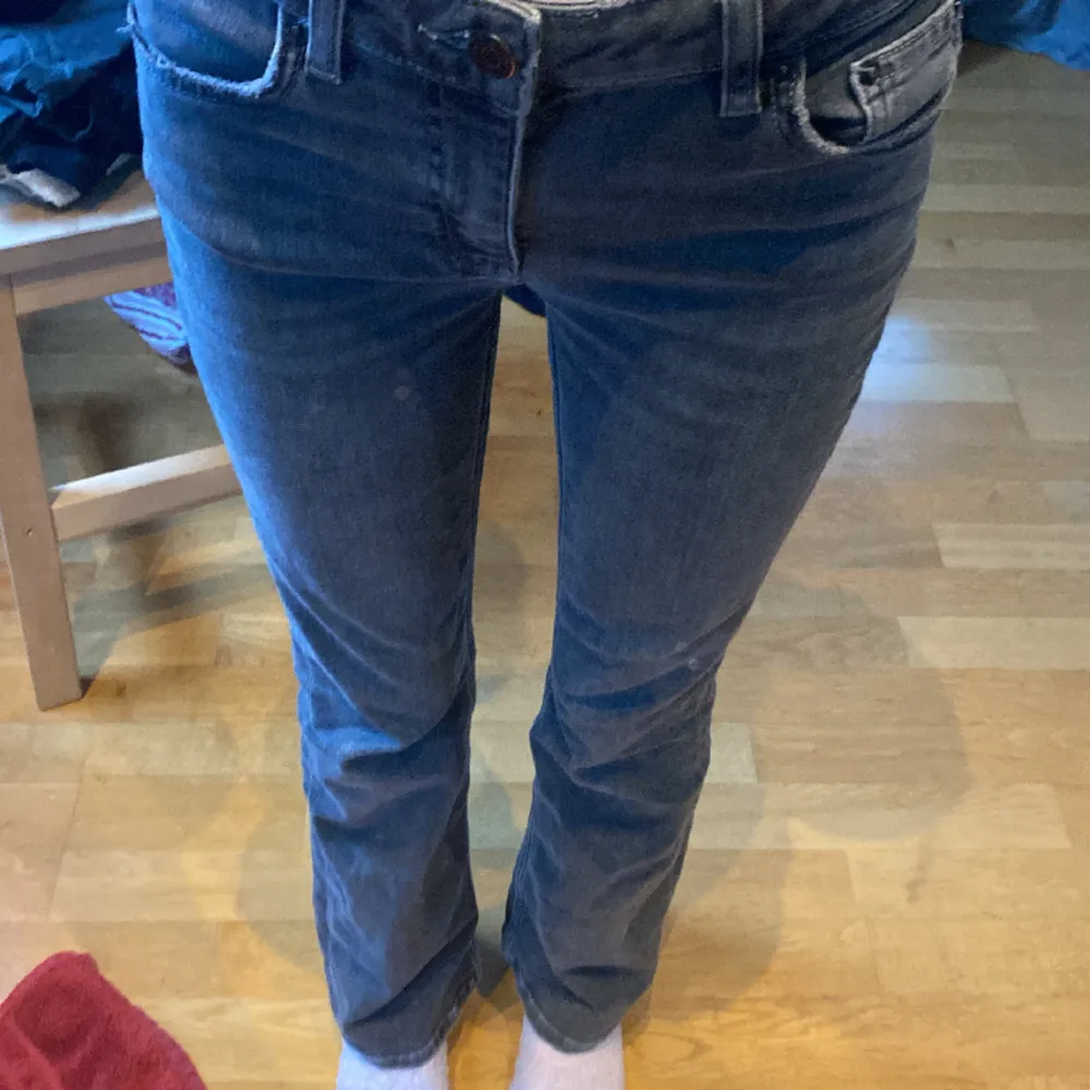 Young Gina-tricot bootcut-jeans i storlek 146 men passar nog till folk som är upp till 150 cm.  !Defekter förekommer, därav priset!❤️. Jeans & Byxor.