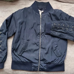 Jacka NA-KD - Cool Jacka från NA-KD i mörkblått. Sömmar i kors längs hela armarna och ryggen. Storlek S