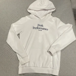 Peak Preformance hoodie  - Vit Peak Preformance Hoodie Några svaga fläcka runt kragen (bild 3) Pris kan diskuteras 