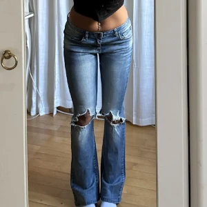 Lågmidjade bootcut jeans - Lågmidjade bootcut jeans från Vila, midja 72 innerben 77. (Lånade bilder av Julia) 