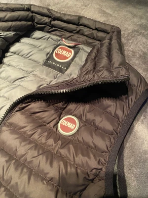 Colmar väst - Säljer den här fina fina colmar västen till ett vettigt pris. Inte använd så mycket och finns inga defekter på den. Om du har frågor är det bara höra av dig. Köpt ny för ungefär 2800kr.